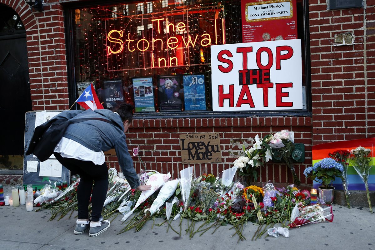 La muerte de 50 personas ocurrida en un centro nocturno en Orlando ha provocado indignación. (Foto Prensa Libre: AFP)