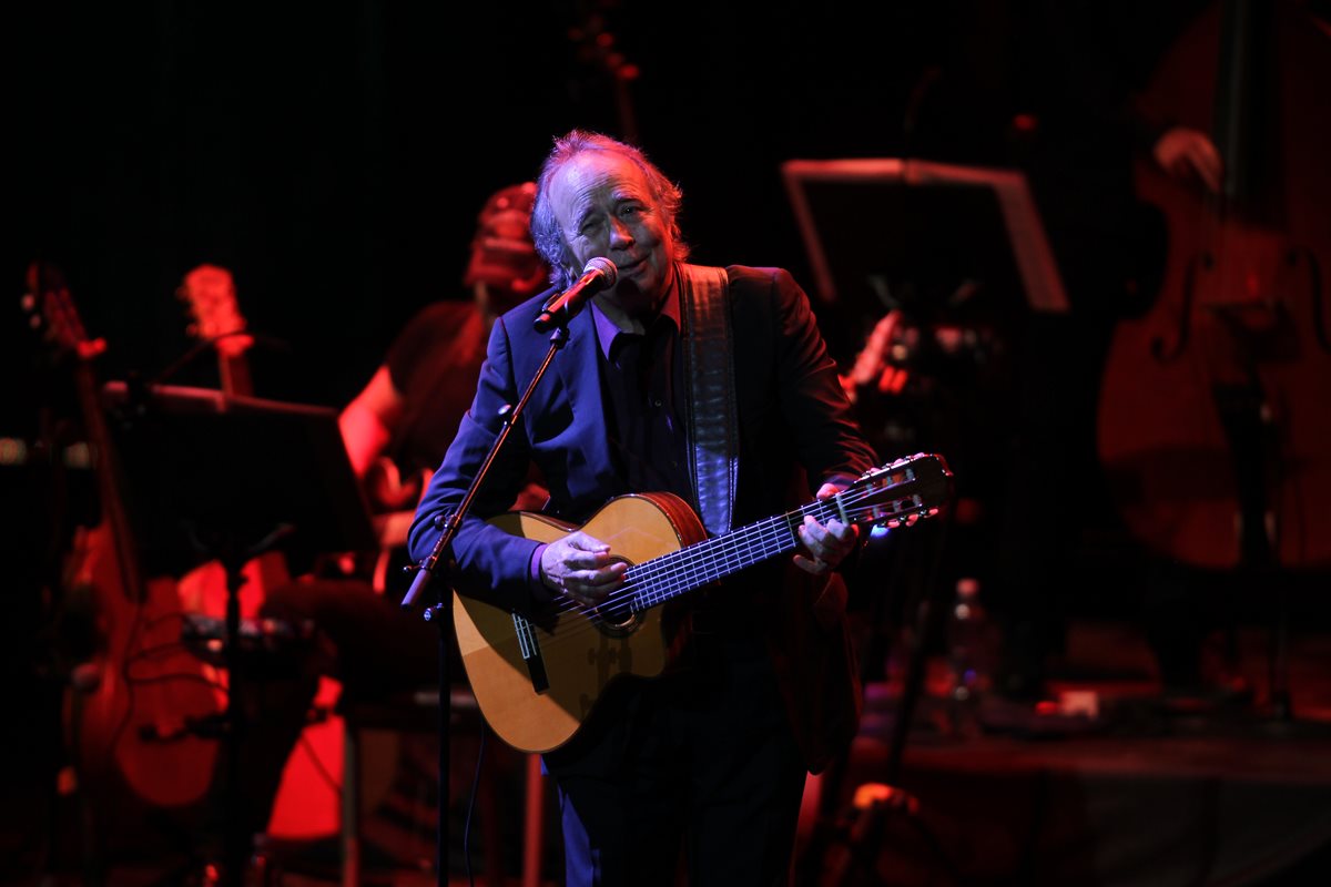 Joan Manuel Serrat complació a su público con sus éxitos clásicos, en el Centro Cultural Miguel Ángel Asturias. (Foto Prensa Libre, Óscar Rivas)