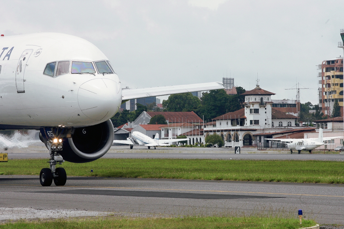 Auditan el aeropuerto La Aurora y podrían ser más de 187 observaciones. (Foto Prensa Libre: Hemeroteca PL)