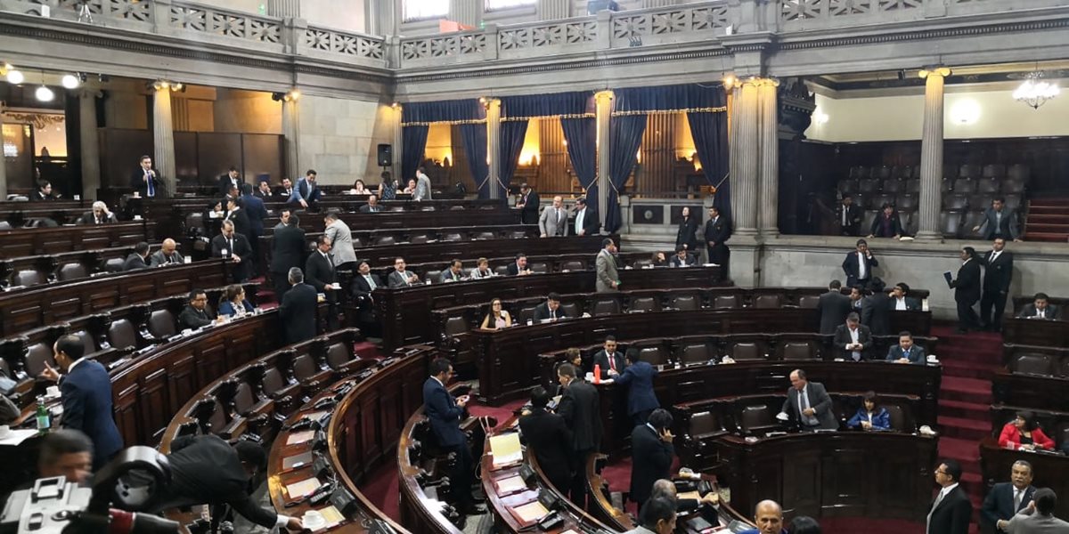 Los diputados discutirán hoy las reformas a la Ley Electoral con el fantasma del transfuguismo de por medio. (Foto Prensa Libre: Carlos Álvarez)