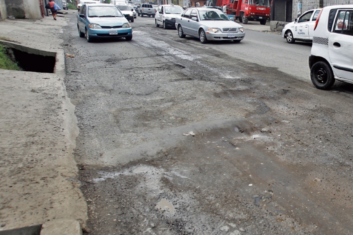 los baches al final de la avenida Petapa ocasionan embotellamiento vehicular.