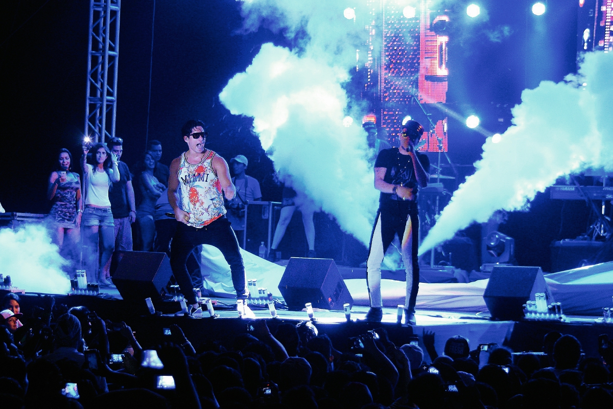 El dúo venezolano Chino y Nacho se presentó en el Puerto de San José en el concierto ofrecido el Jueves Santo. (Foto: Prensa Libre Enrique Paredes).