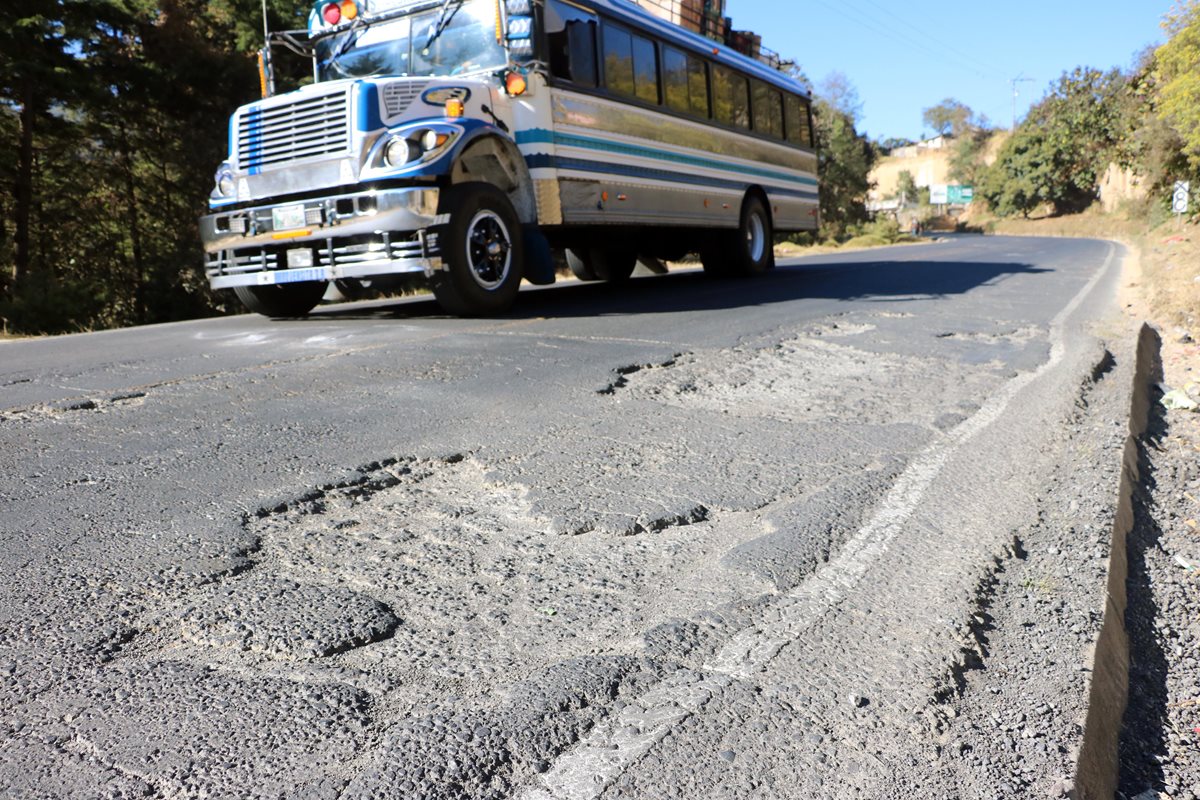 Daños que se observan en la ruta que comunica San Juan Ostuncalco, Quetzaltenango, con San Marcos. (Foto Prensa Libre: C. Ventura)