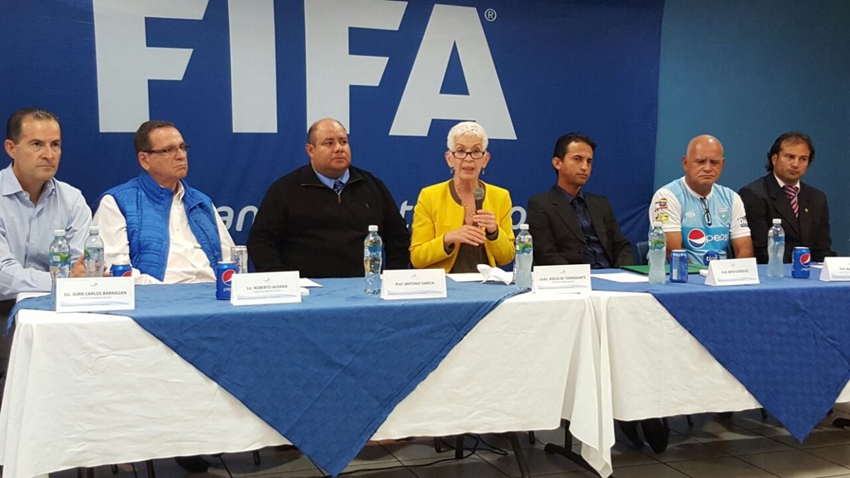 Adela de Torrebiarte en la presentación de Antonio García y Érick González, entrenadores de la Sub 17 y 20, respectivamente. (Foto cortesía ACD).