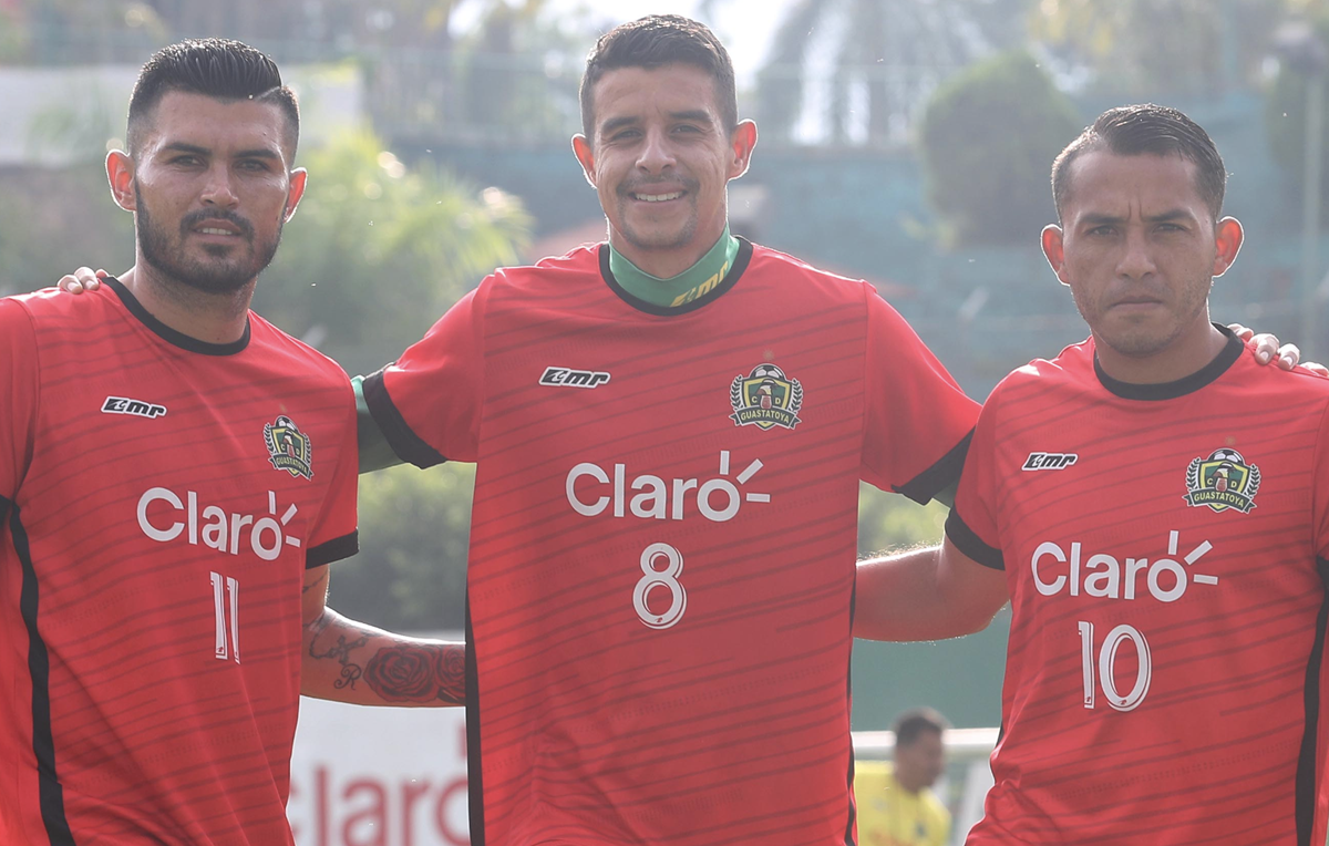 Los costarricenses Aaron Navarro, Jorge Gatgens y José Sánchez han sido claves en el Apertura 2018 para Guastatoya. (Foto Prensa Libre: Edwin Fajardo)