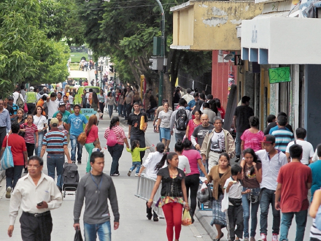 Las autoridades  del Ministerio de Economía afirman que en noviembre y diciembre habrá mayor actividad económica por efecto del comercio. Álvaro Interiano