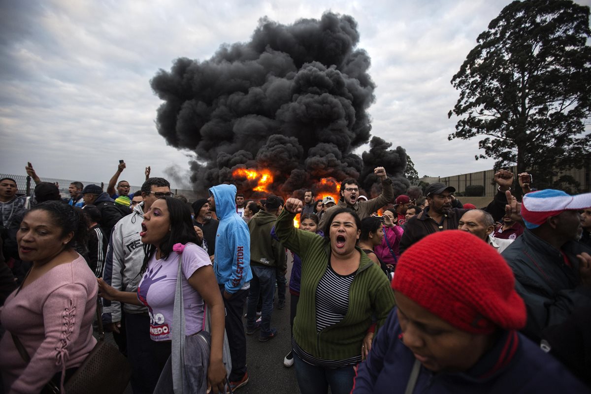 Decenas de manifestantes bloquean calles en Guarulhos, Brasil. (Foto Prensa Libre: EFE)