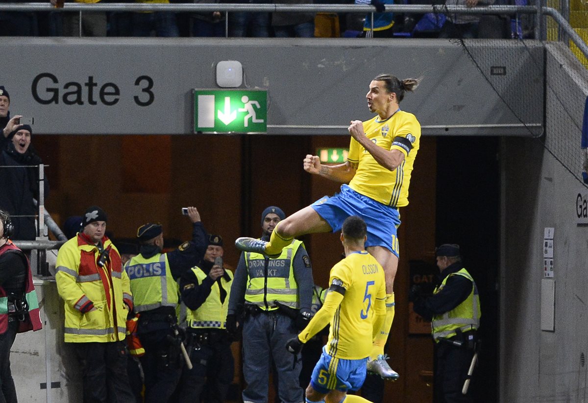 Zlatan Ibrahimovic festeja luego de anotar desde los once metros el gol que le dio el triunfo a Suecia. (Foto Prensa Libre: AFP)