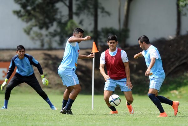 El seleccionado y defensor José Pinto —al centro— observa a Jonathán Pérez —derecha— y Mario Castellanos, en el entreno matutino de este martes en el Proyecto Goal (Foto Prensa Libre: Francisco Sánchez)