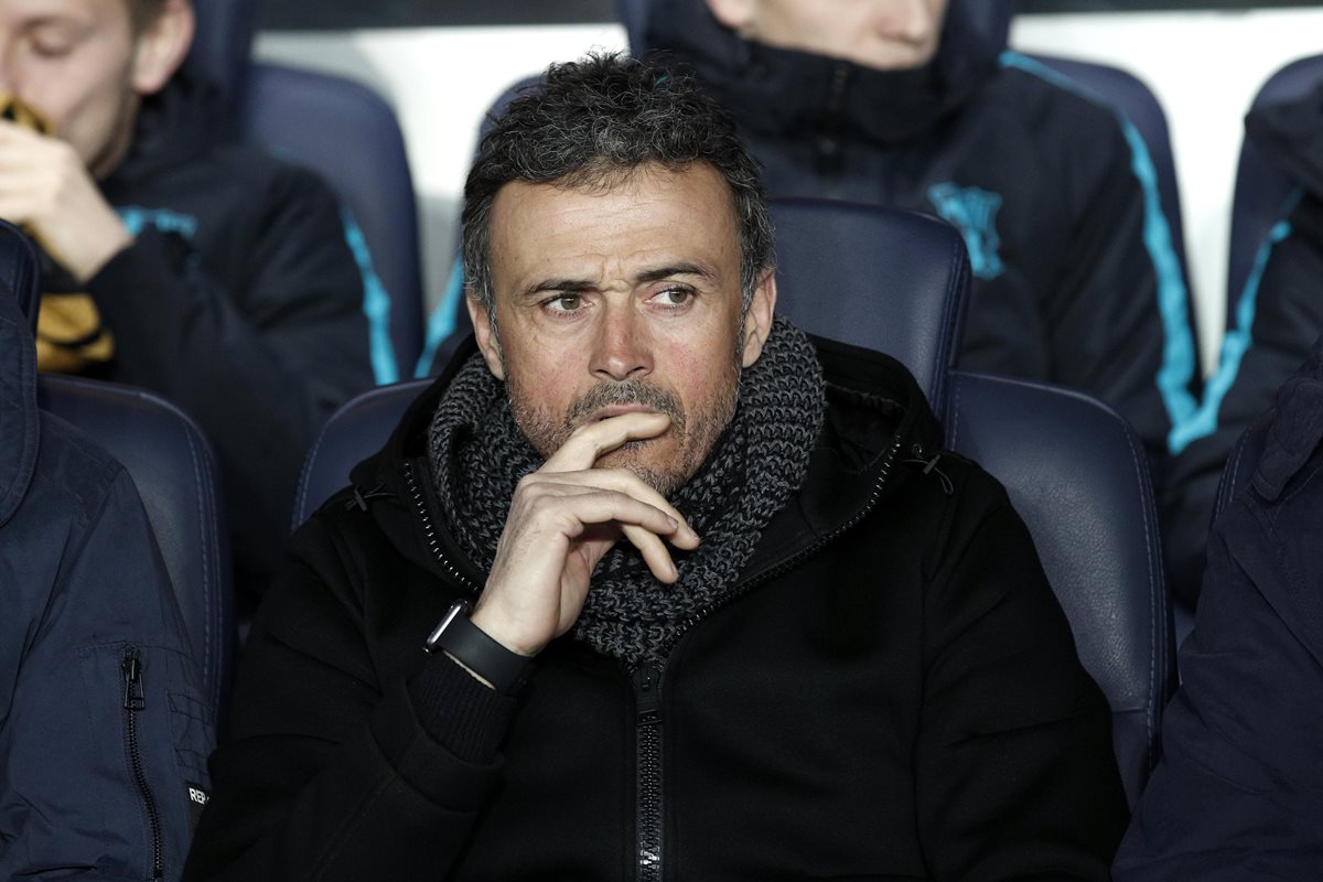 La lluvia de críticas le cae al técnico del Barcelona, Luis Enrique por la derrota sufrida en París. (Foto Prensa Libre: AFP)