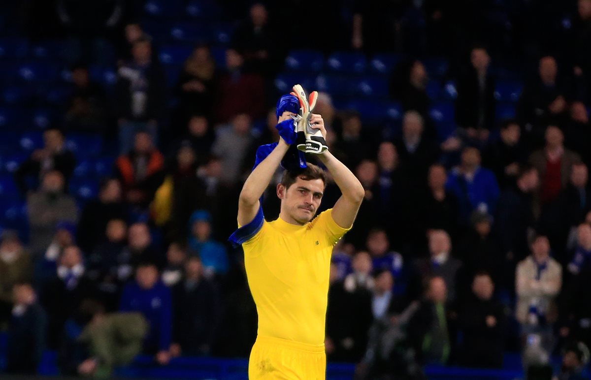 Casillas aplaude al final del partido que el Porto perdió contra el Chelsea y que los dejó fuera de la Liga de Campeones de Europa. (Foto Prensa Libre: AP)