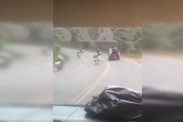 Usuario graba los momentos del accidente durante la peregrinación de la Caravana del Zorro. (Foto Prensa Libre: YouTube)