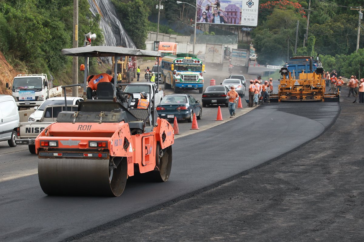 El alquiler con opción a compra permite adquirir en propiedad equipo pesado de construcción, entre otros bienes y servicios. (Foto Prensa Libre: Hemeroteca PL)