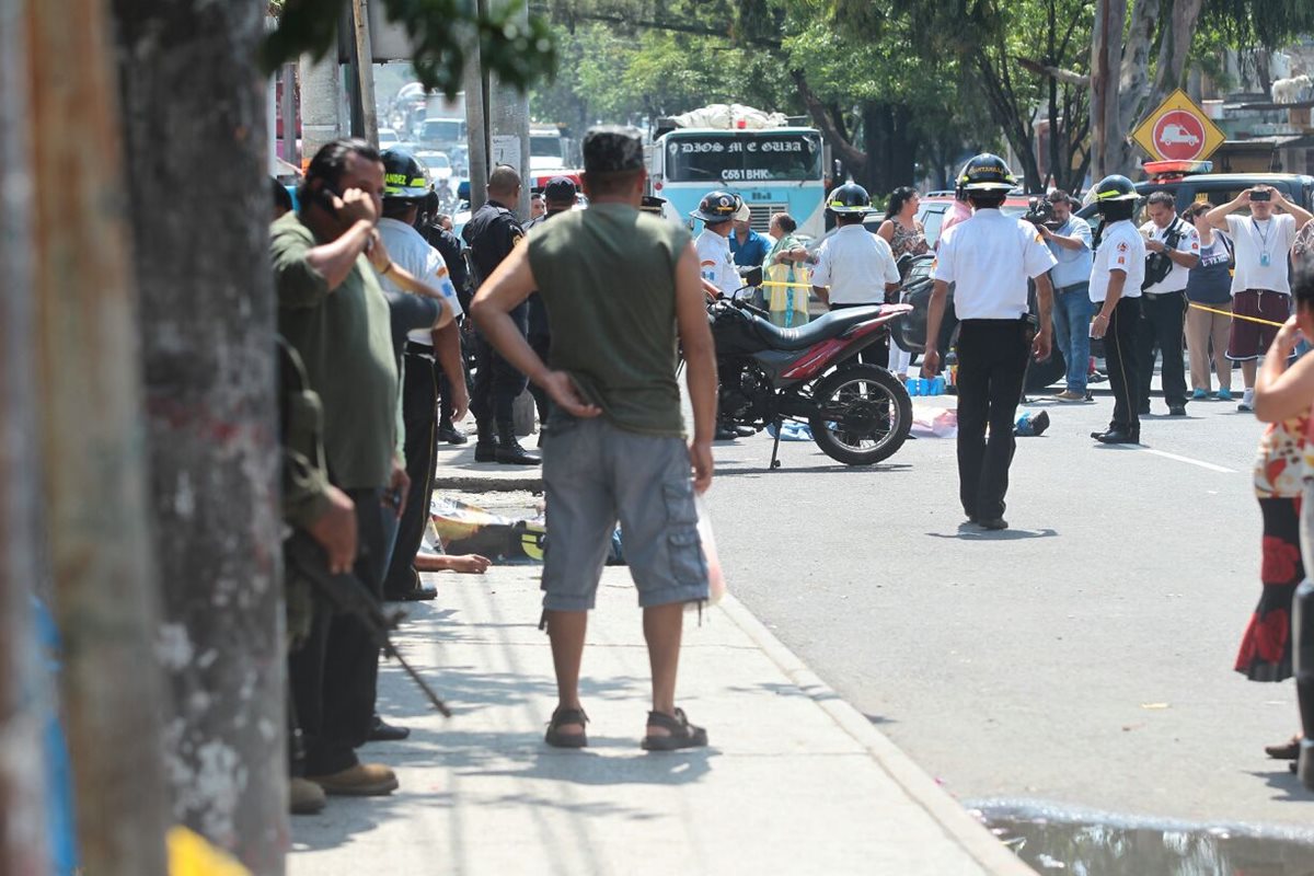 Soldados, policías y bomberos en la escena del crimen, a la espera del MP. (Foto Prensa Libre: Álvaro Interiano)