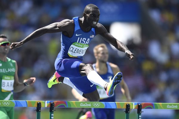 Kerron Clement (c) completa la carrera final de los 400 metros vallas de Rio 2016 (Foto Prensa Libre: AFP)