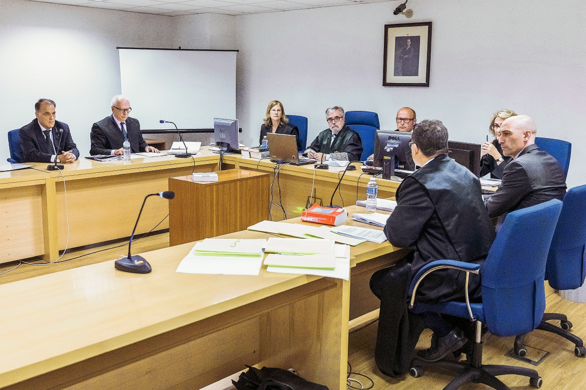 El presidente de la LFP, Javier Tebas, y el presidente de la AFE, Luis Rubiales, durante la vista celebrada en la Sala de lo Social de la Audiencia Nacional. (Foto Prensa Libre: EFE)