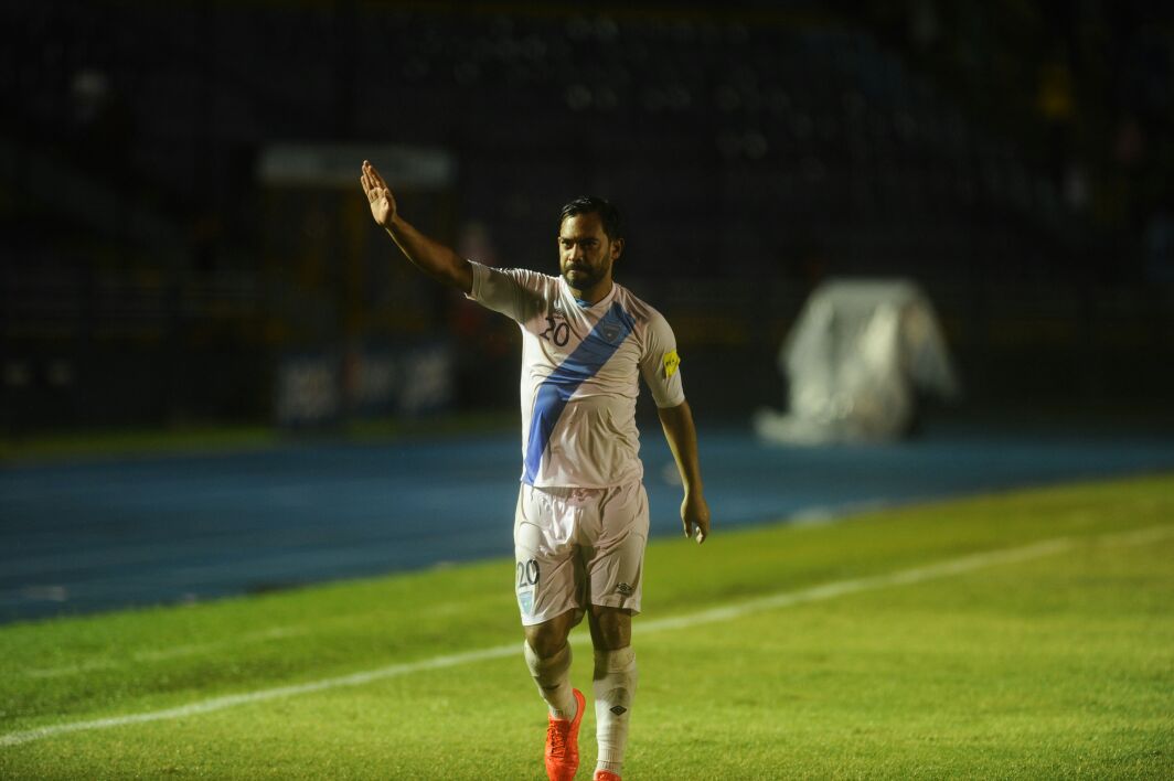 Carlos Ruiz agradece la asistencia a los seguidores de la Bicolor al finalizar el encuentro. (Foto Prensa Libre: Francisco Sánchez)