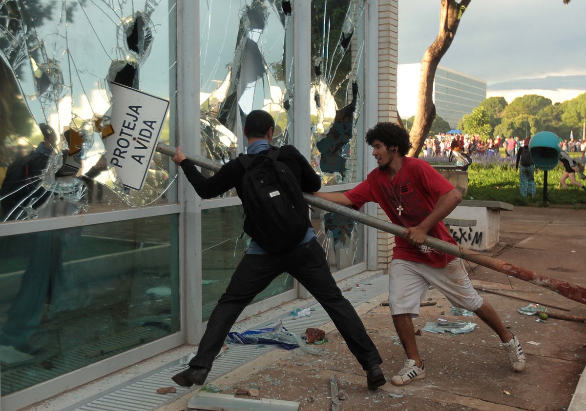 Manifestantes causan destrozos durante una manifestación frente al Congreso brasileño que busca aprobar el ajuste fiscal que promueve el Gobierno del presidente Michel Temer. Foto Prensa Libre: EFE).