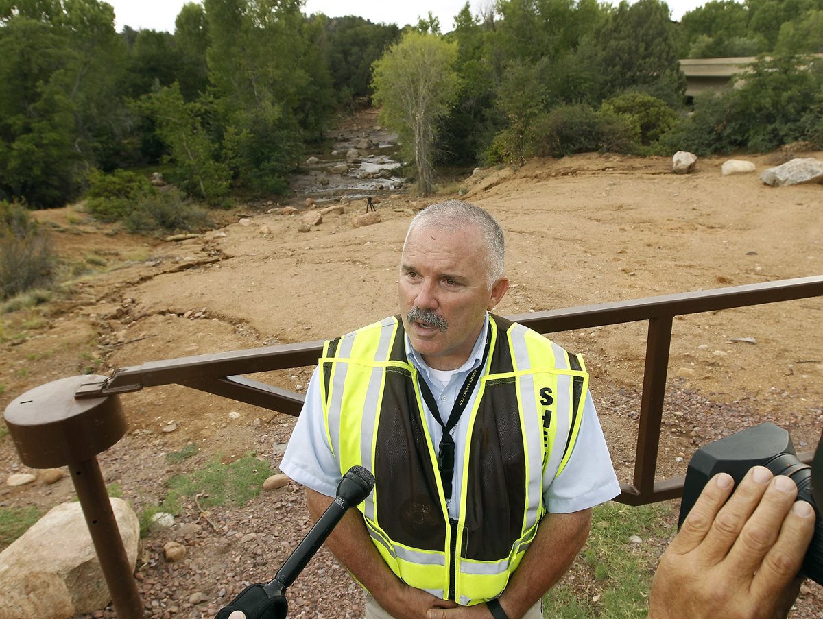 David Hornung, sheriff de Gila County, habla con los medios. (Foto Prensa Libre: AP)