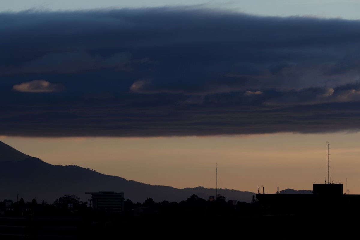 Vista panorámica de la Ciudad de Guatemala, donde se observa gran cantidad de nubes. (Foto Prensa Libre: Antonio Jiménez)