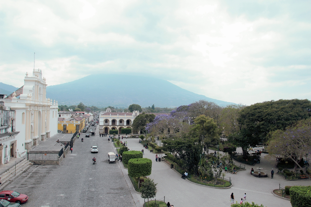 Panorámica de la plaza mayor de Antigua Guatemala. (PL-Miguel López)