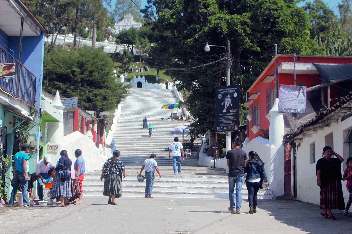 Jornada de  limpieza de las gradas de la iglesia de El Calvario, en Cobán, Alta Verapaz.  (Foto Prensa Libre: Ángel Martín Tax)