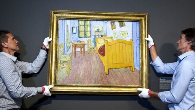 Van Gogh pintó tres lienzos de "El dormitorio. Aquí, empleados del Museo Van Gogh, en Amsterdam, cuelgan la segunda versión prestada del Instituto de Arte de Chicago. AFP