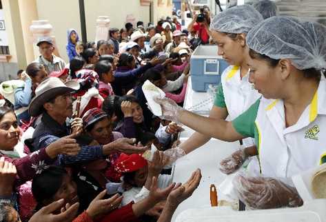 HABITANTES DE Concepción Tutuapa, San Marcos, se aglomeran para recibir las primeras supertortillas, elaboradas con la harina fortificada que   el Gobierno empezó a repartir ayer.