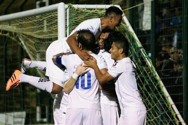 Los jugadores albos festejaron a lo grande el triunfo ante Petapa. (Foto Prensa Libre: Jesús Cuque).