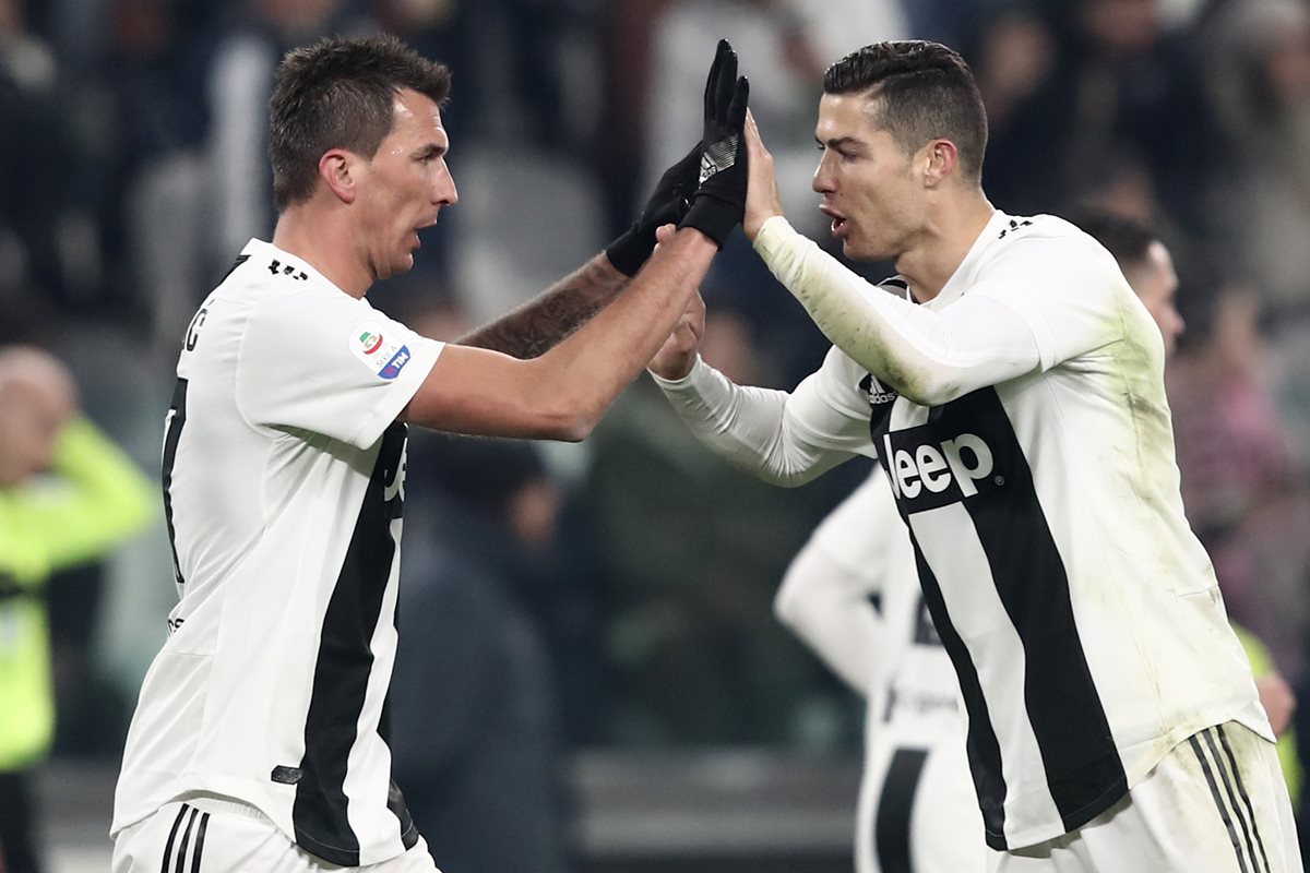 Mario Mandzukic celebra con Cristiano Ronaldo. (Foto Prensa Libre: AFP)