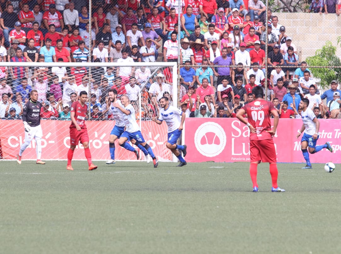 Los jugadores cobaneros festejaron en el estadio Santa Lucía. (Foto Prensa Libre: Raúl Juárez)