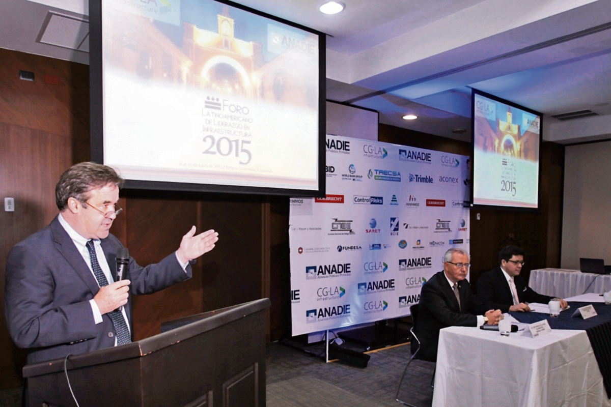 Norman Anderson, presidente de CG/LA, José Miguel de la Vega, viceministro de Energía; Julio Héctor Estrada, director ejecutivo de Anadie, dan a conocer detalles de foto. (Foto, Prensa Libre: Paulo Raquec)