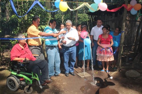 Vecinos y autoridades participan en el acto de inauguración del proyecto de agua entubada.