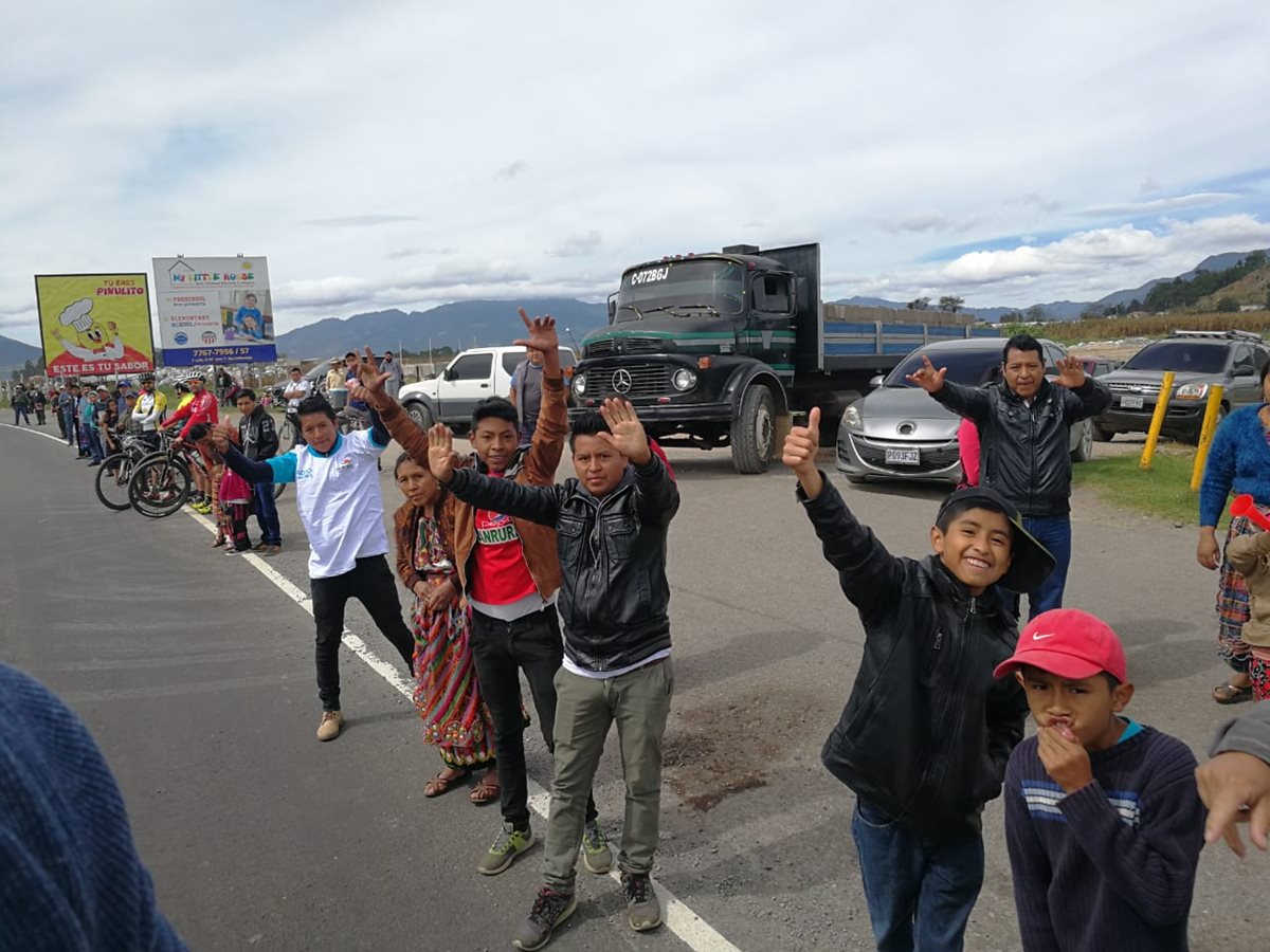 Los amantes al ciclismo aplauden el paso del pelotón. (Foto Prensa Libre: Norvin Mendoza).