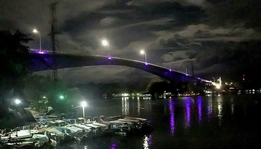 Estudiantes de la Universidad Rural aportaron el proyecto de iluminación en el puente. (Foto Prensa Libre: Dony Stewart)