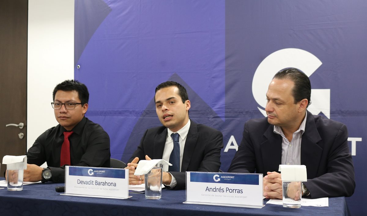 Organizadores del evento IEEEXtreme Programming y directivos de Sofex de Agexport explicaron la metodología del concurso. (Foto Prensa Libre: Cortesía)