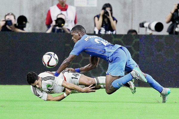 Javier Hernández lucha por el balón, durante el partido ante Honduras. (Foto Prensa Libre: AP)