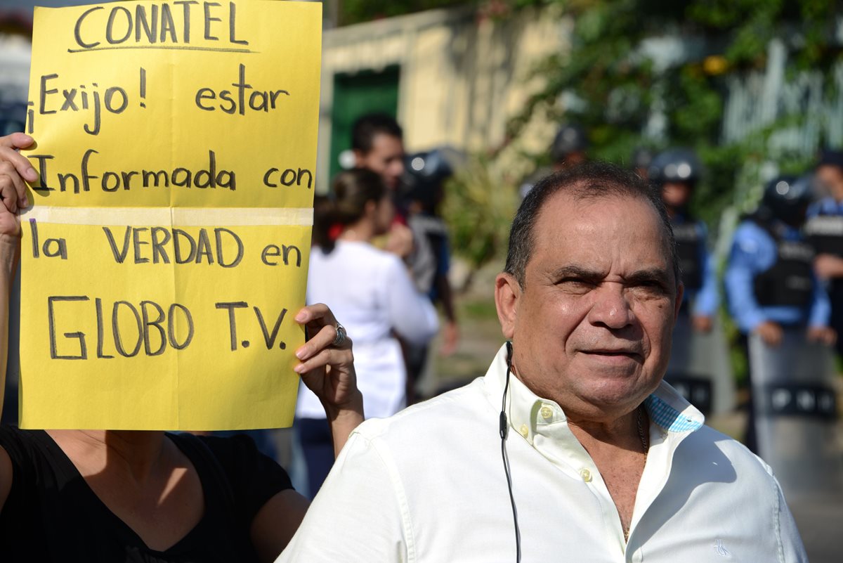 El director de "Globo TV" de Honduras, el periodista David Romero, participa en las protestas. (Foto Prensa Libre: AFP).