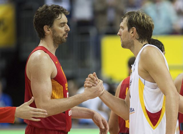 El alemán Dirk Nowitzki estrecha la mano del español Pau Gasol durante el partido del grupo B (Foto Prensa Libre: EFE)