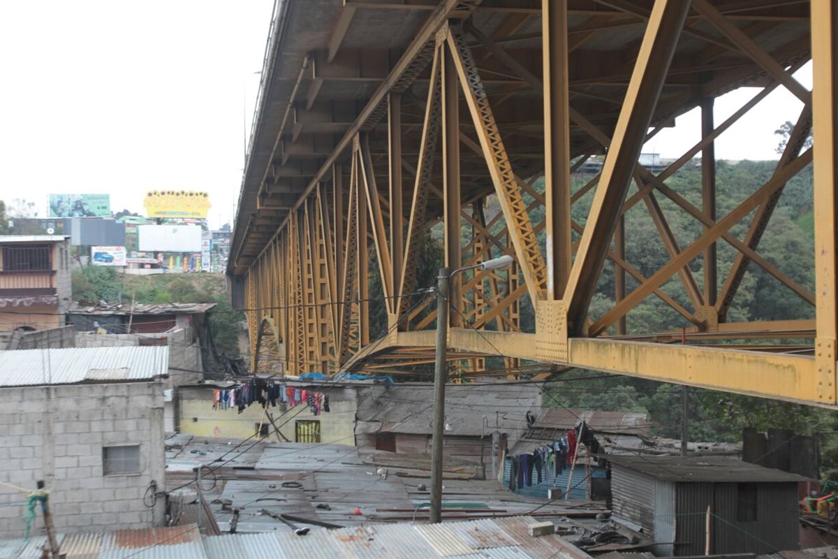 Familias del populoso asentamiento bajo el Puente Belice señalan los riesgos del mal estado de la estructura. (Foto Prensa Libre: Érick Ávila)