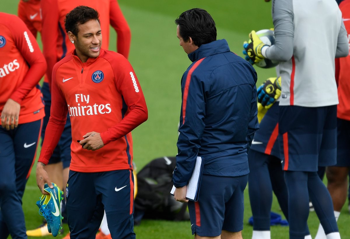 Según medios franceses la relación entre Neymar y Unai Emery es cada vez más desgastada. (Foto Prensa Libre: AFP)