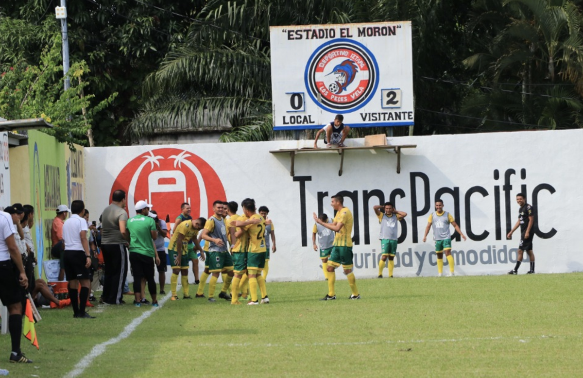 Los jugadores de Guastatoya celebran el tanto de Stefano Cincotta. (Foto Prensa Libre: Enrique Paredes)