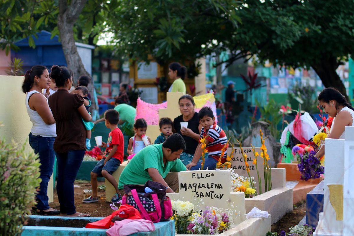 Una de las familias que llegó desde temprano al cementerio de Retalhuleu. (Foto Prensa Libre: Rolando Miranda)