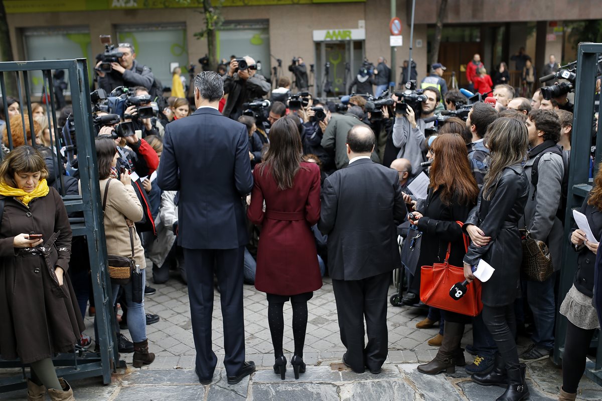 Integrantes de tres partidos en contra de la independencia de Cataluña llegaron ayer al Tribunal Constitucional. (Foto Prensa Libre: AP).