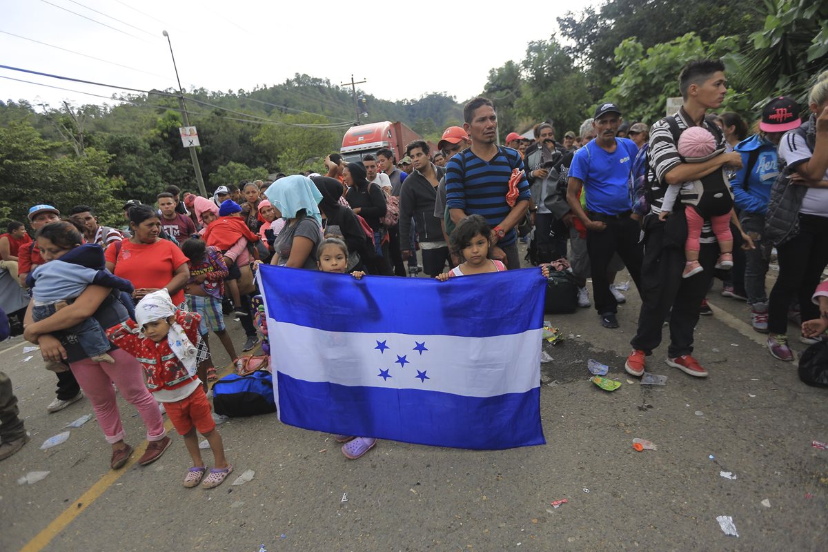 El presidente Donald Trump reiteró que enviará militares a la frontera para contener caravana de migrantes. (Foto Prensa Libre: EFE)