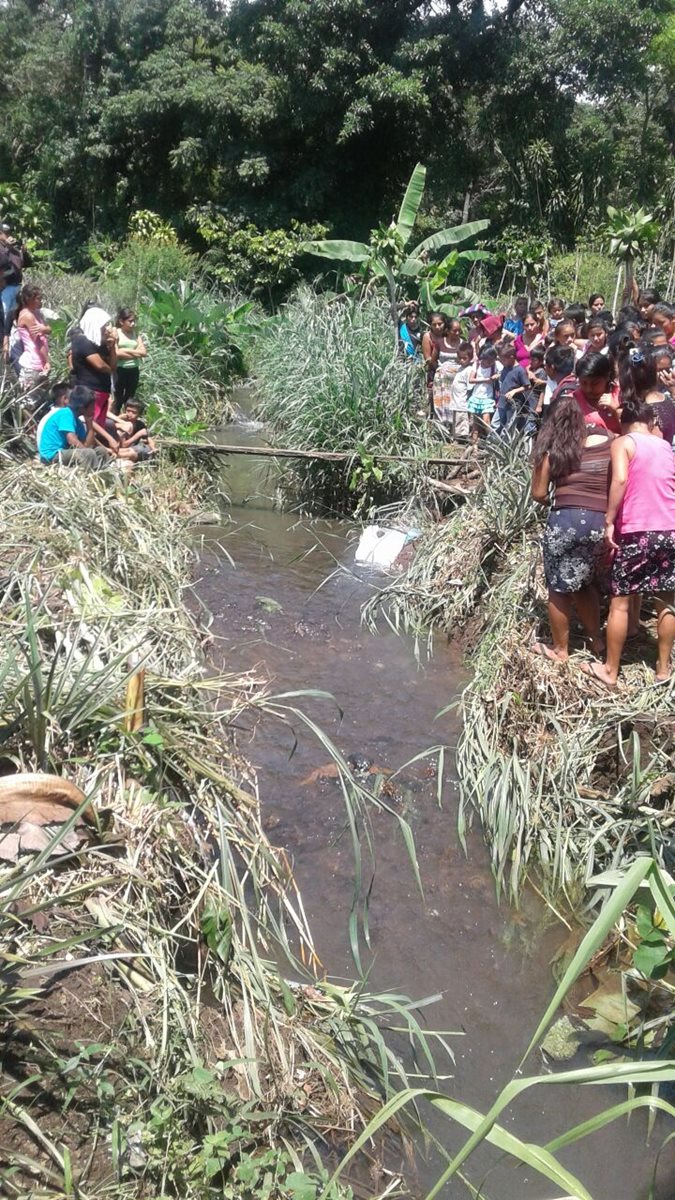 Vecinos se sorprendieron por el hallazgo del bebé sin vida. (Foto Prensa Libre: Cristian Icó)