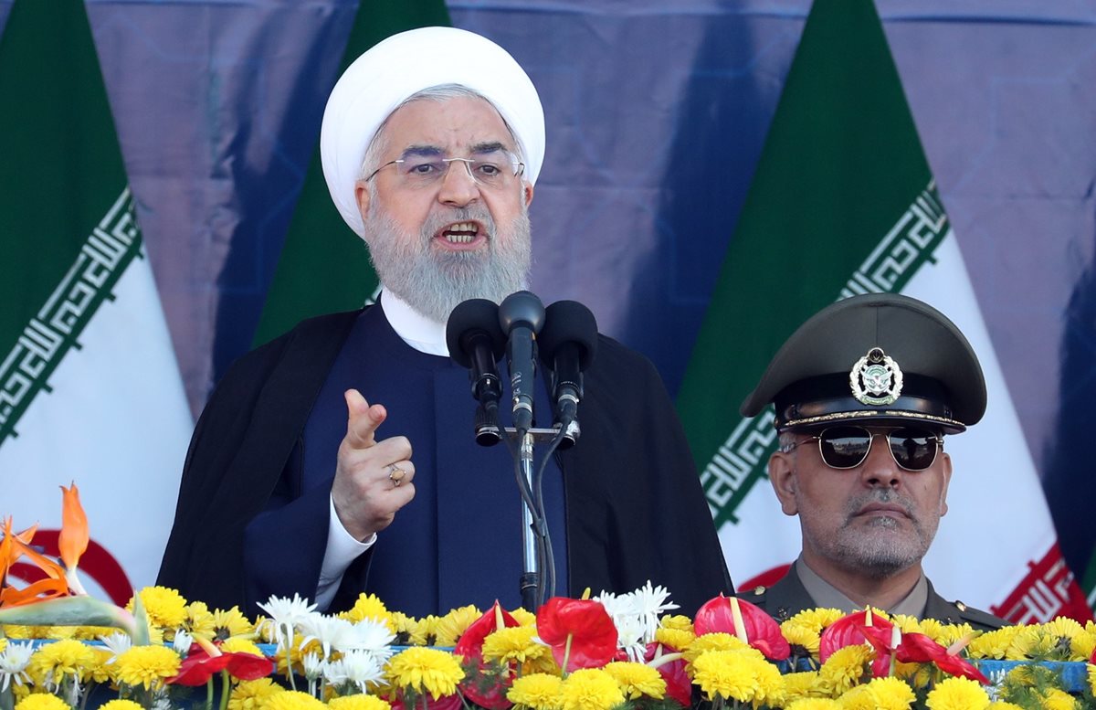 El presidente iraní, Hasan Rohaní, pronuncia su discurso durante un desfile militar en Teherán, Irán. Rohaní aseguró este sábado que su país seguirá aumentando "su poder defensivo día a día". (Foto Prensa Libre: EFE)