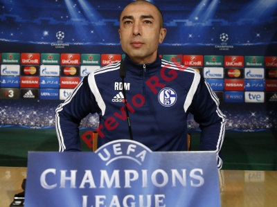 El entrenador del Schalke 04, Roberto Di Matteo, durante la rueda de prensa ofrecida en el estadio Santiago Bernabéu, previo al partido de vuelta de los octavos de final de la Liga de Campeones frente al Real Madrid. (Foto Prensa Libre: EFE)