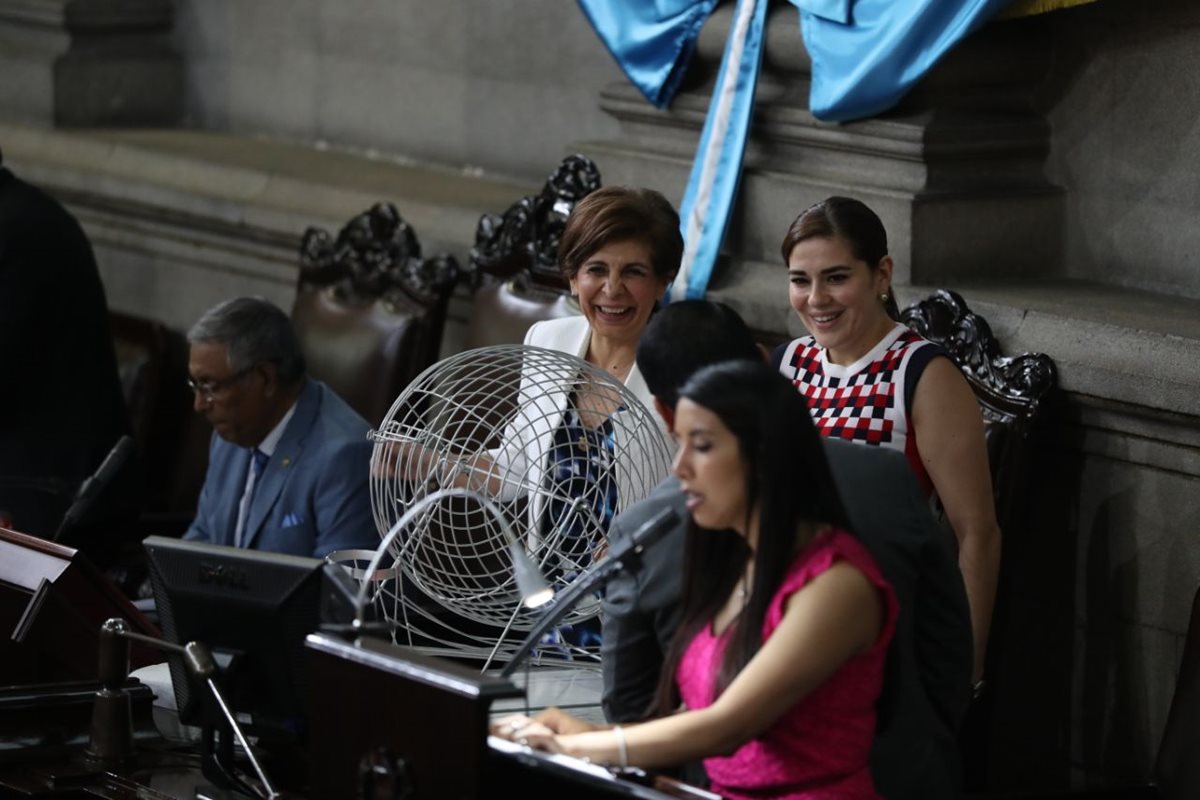 Diputadas Nineth Montenegro y Patricia Sandoval participan en el sorteo para la integración de la comisión pesquisidora. (Foto Prensa Libre: Esbin García)