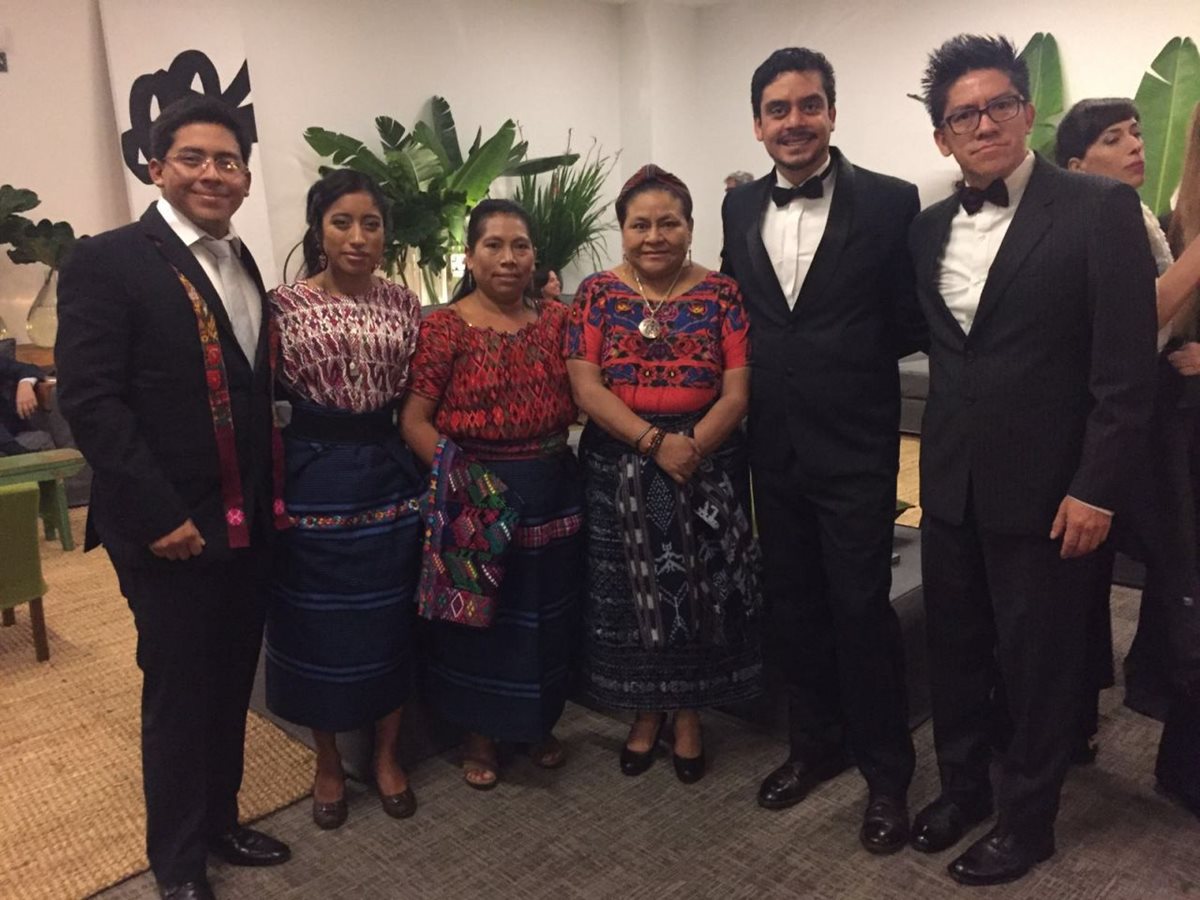 Al centro, de izquierda a derecha, María Mercedes Coroy, María Telón, Rigoberta Menchú y Jayro Bustamante. (Foto Prensa Libre: Cortesía Jayro Bustamante)